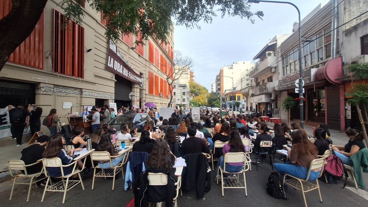 Clase pública en defensa de las universidades.