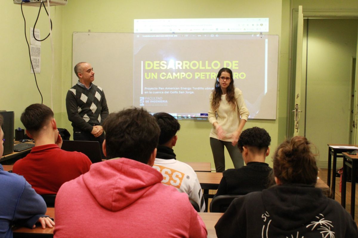 En clase. Lucas Macías (izq.), secretario de Gestión Académica de la Facultad de Ingeniería y docente de la carrera.